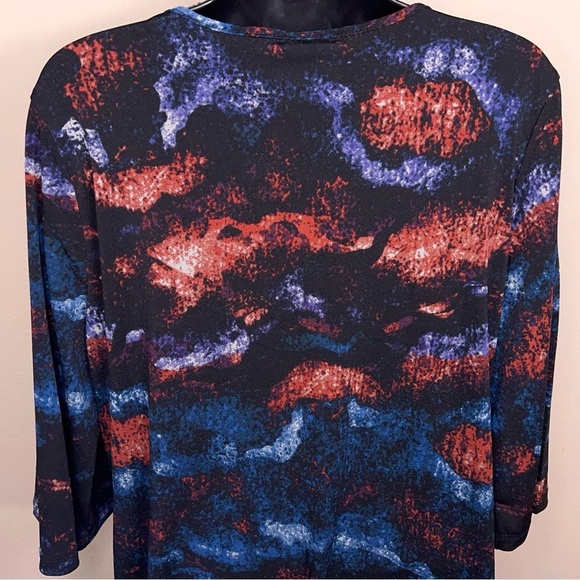 New Medium LuLaRoe Blue Purple Red Black Abstract Print Top Vneck 3/4 Sleeve - Picture 6 of 13